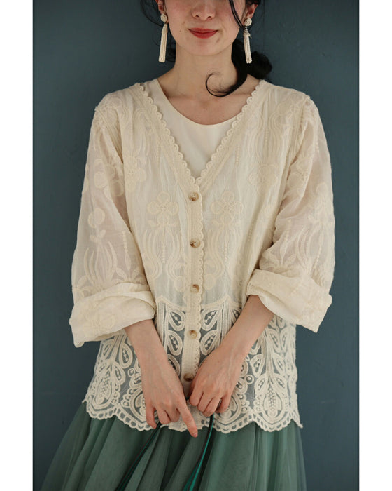 柔らかなボタニカルモチーフの刺繍カーディガン