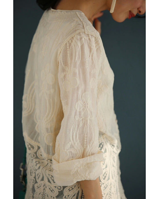 柔らかなボタニカルモチーフの刺繍カーディガン