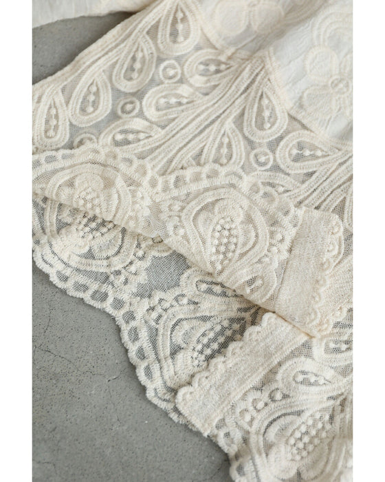 柔らかなボタニカルモチーフの刺繍カーディガン