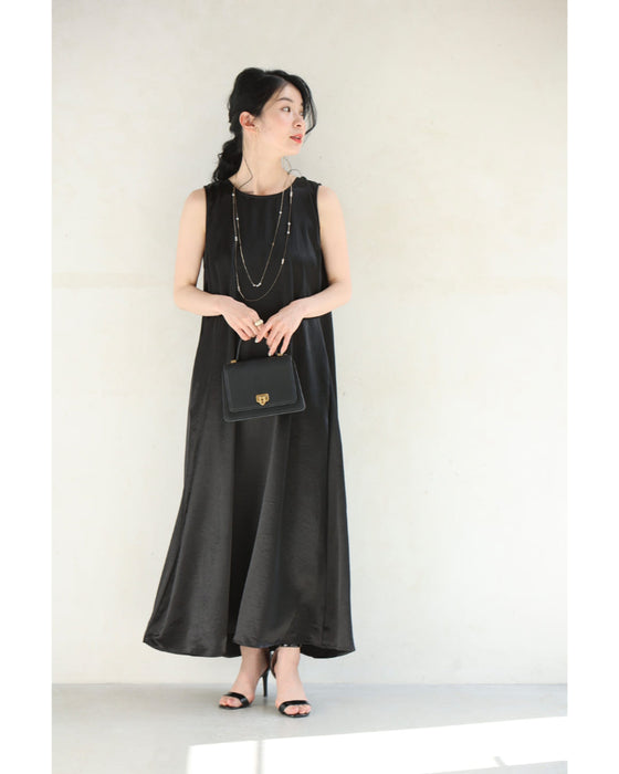 バックタックのラグジュアリーな光沢ロングワンピース