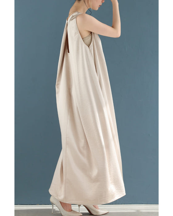 バックタックのラグジュアリーな光沢ロングワンピース