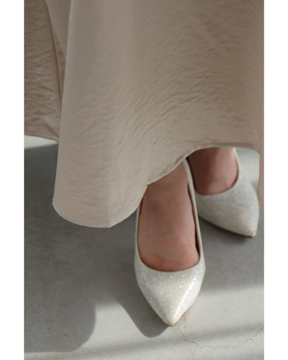 バックタックのラグジュアリーな光沢ロングワンピース