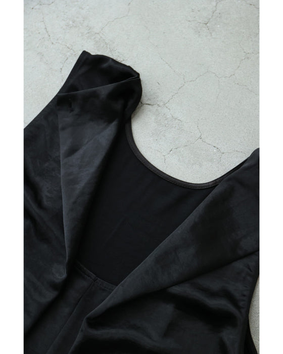 バックタックのラグジュアリーな光沢ロングワンピース