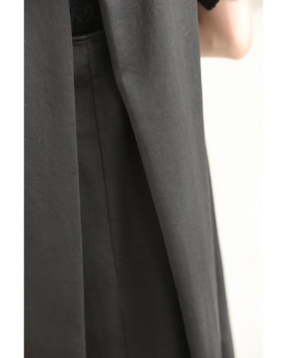 バックタックのラグジュアリーな光沢ロングワンピース