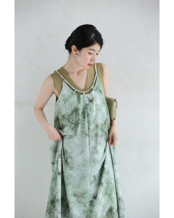 前後着用可能な2way。アート柄キャミロングワンピース(アクセサリー付き)