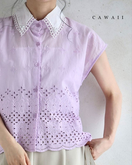 パールを添えた白襟のパンチングレースシャツトップス