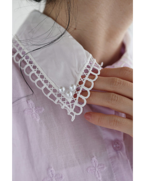 パールを添えた白襟のパンチングレースシャツトップス