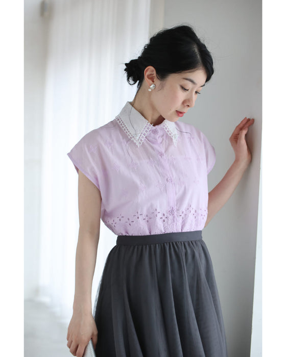 パールを添えた白襟のパンチングレースシャツトップス