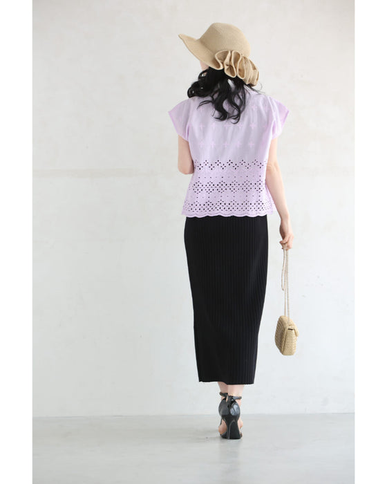 パールを添えた白襟のパンチングレースシャツトップス