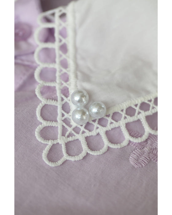 パールを添えた白襟のパンチングレースシャツトップス