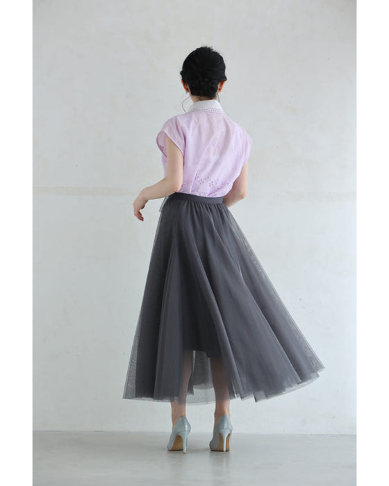 パールを添えた白襟のパンチングレースシャツトップス