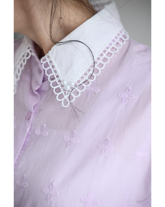 パールを添えた白襟のパンチングレースシャツトップス