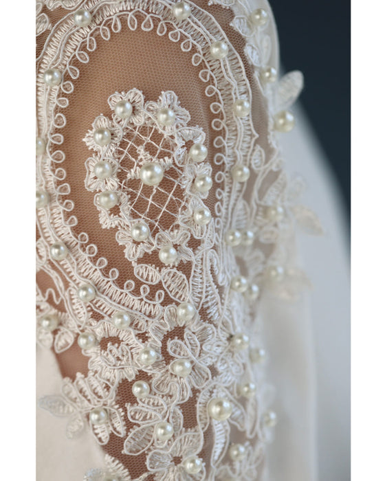 パールの実がなる小窓レース袖のフレアラインカットソートップス