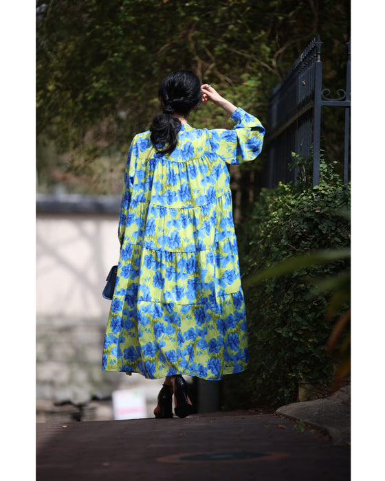 街ゆく華やかな青花ティアードロングワンピース(紐リボン付き)