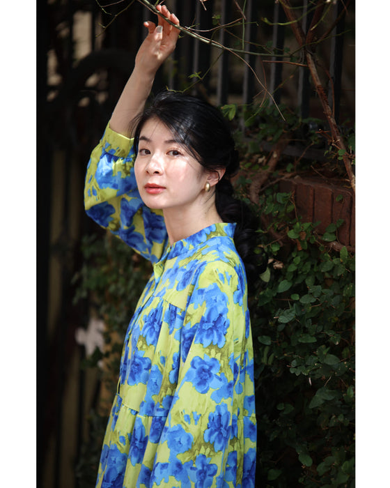 街ゆく華やかな青花ティアードロングワンピース(紐リボン付き)