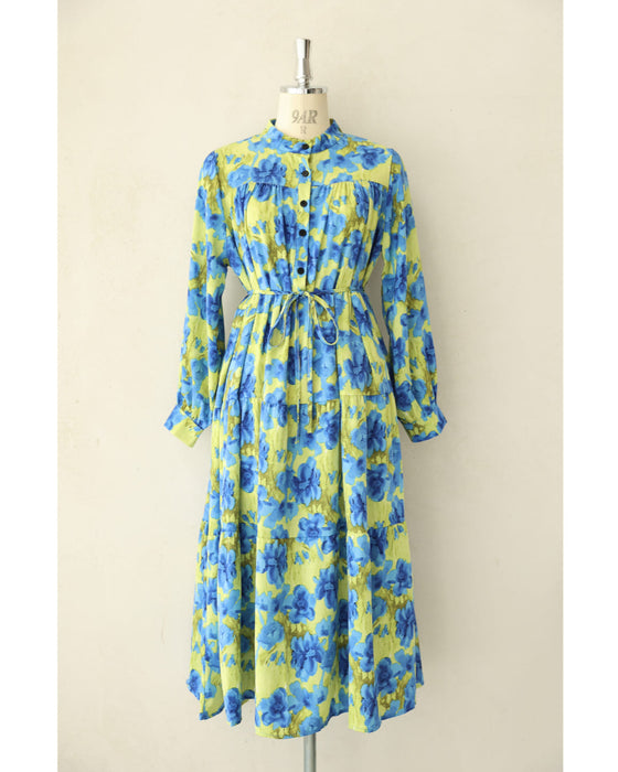 街ゆく華やかな青花ティアードロングワンピース(紐リボン付き)