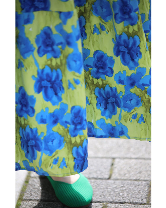 街ゆく華やかな青花ティアードロングワンピース(紐リボン付き)