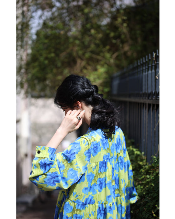 街ゆく華やかな青花ティアードロングワンピース(紐リボン付き)