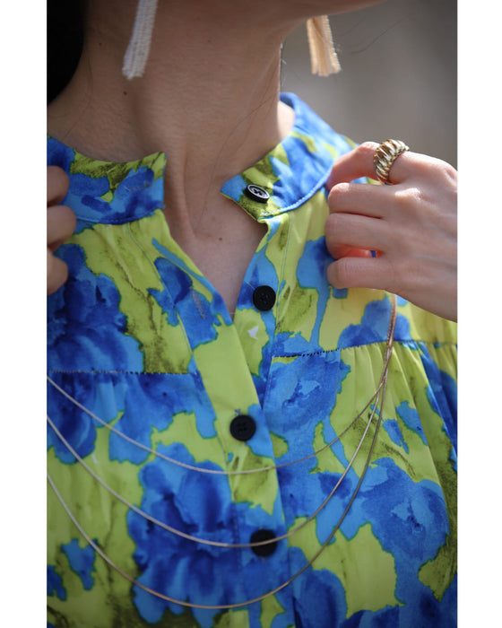 街ゆく華やかな青花ティアードロングワンピース(紐リボン付き)