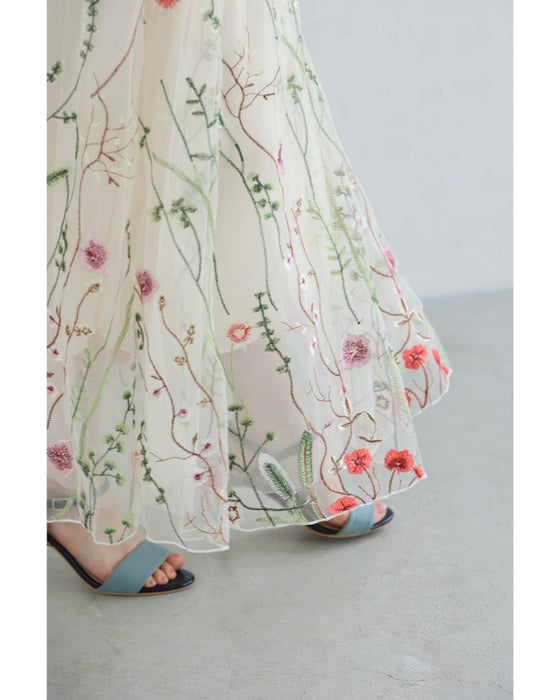 一面に広がる花刺繍チュールミディアムスカート