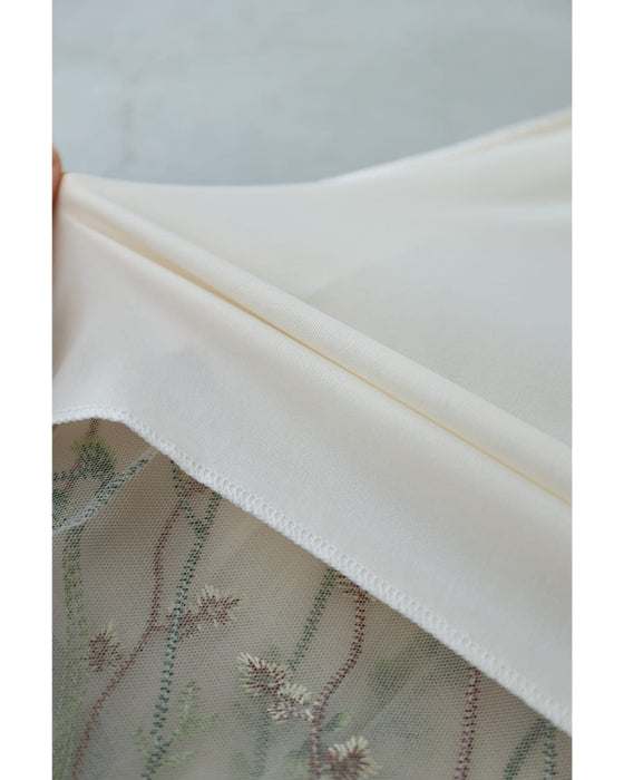 一面に広がる花刺繍チュールミディアムスカート