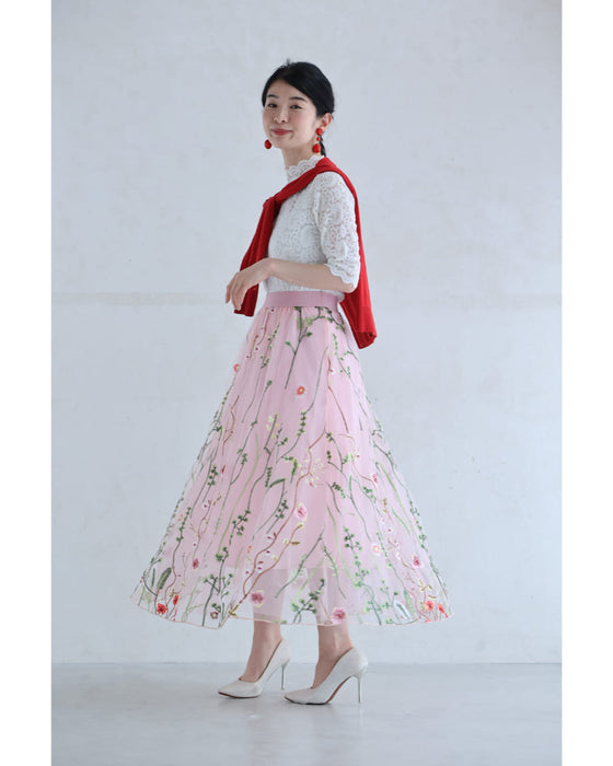 一面に広がる花刺繍チュールミディアムスカート