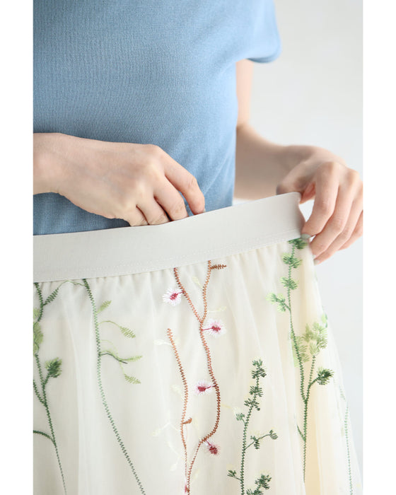 一面に広がる花刺繍チュールミディアムスカート
