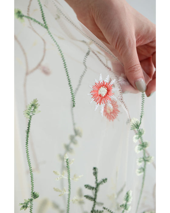 一面に広がる花刺繍チュールミディアムスカート