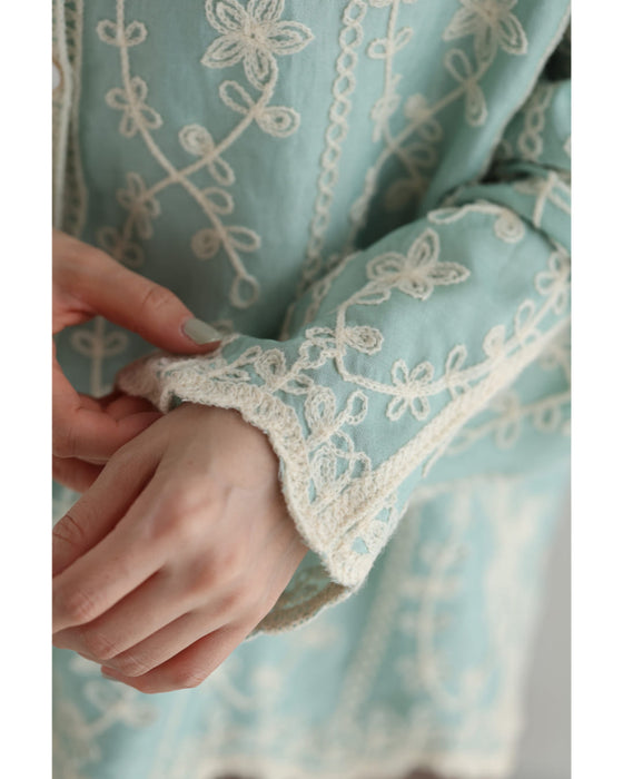 花刺繍のミントカラーシャツトップス