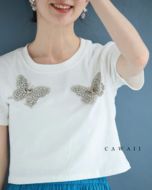  ビジューの蝶々が瞬く短丈Tシャツカットソートップス