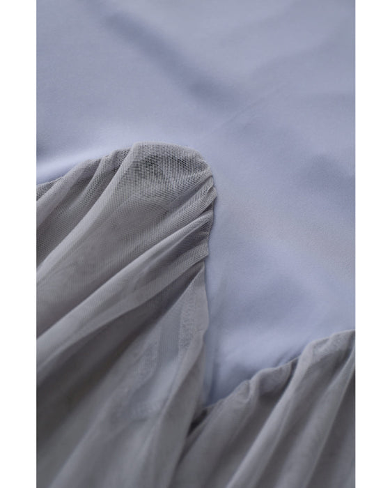 ふんわり広がるギザギザチュールの艶めきミディアムスカート