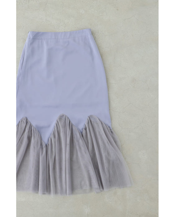 ふんわり広がるギザギザチュールの艶めきミディアムスカート