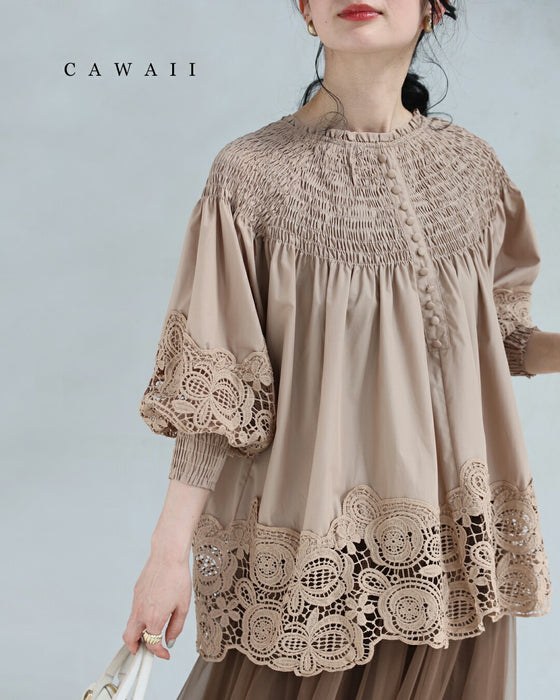 バラレースがふんわり広がるデコルテシャーリングブラウストップス