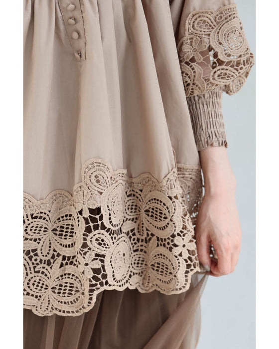 バラレースがふんわり広がるデコルテシャーリングブラウストップス