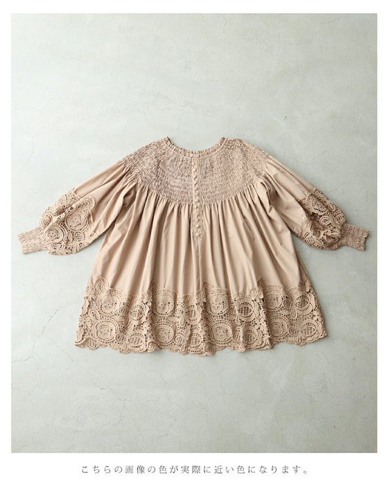 バラレースがふんわり広がるデコルテシャーリングブラウストップス