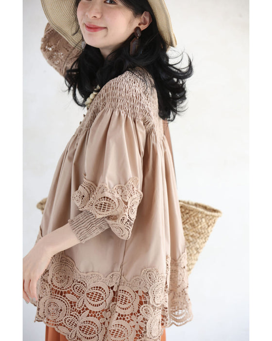 バラレースがふんわり広がるデコルテシャーリングブラウストップス