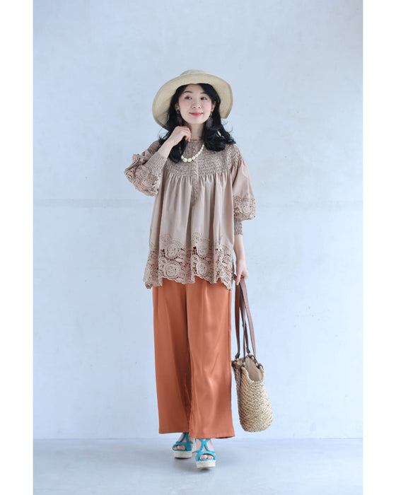 バラレースがふんわり広がるデコルテシャーリングブラウストップス