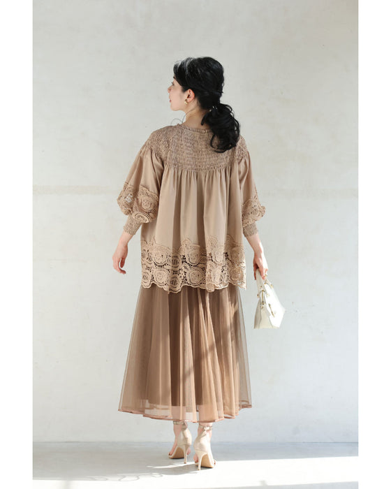 バラレースがふんわり広がるデコルテシャーリングブラウストップス