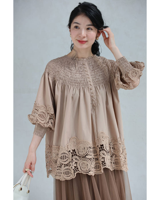 バラレースがふんわり広がるデコルテシャーリングブラウストップス