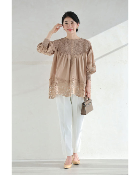 バラレースがふんわり広がるデコルテシャーリングブラウストップス