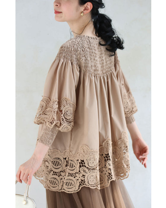 バラレースがふんわり広がるデコルテシャーリングブラウストップス