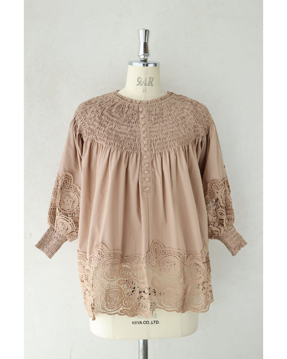 バラレースがふんわり広がるデコルテシャーリングブラウストップス