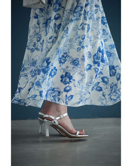 優美な青で描くアンティーク風花柄ミディアムスカート