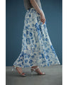 優美な青で描くアンティーク風花柄ミディアムスカート