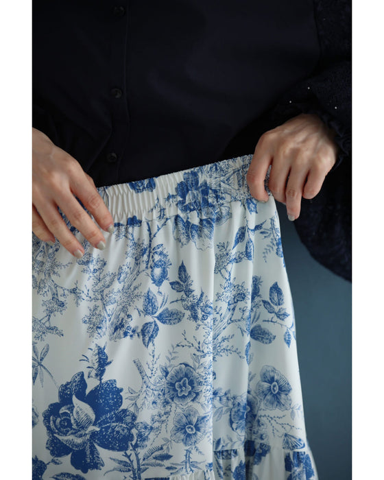 優美な青で描くアンティーク風花柄ミディアムスカート