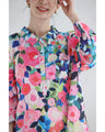 彩り溢れるスタイルを楽しむ花柄シャツトップス