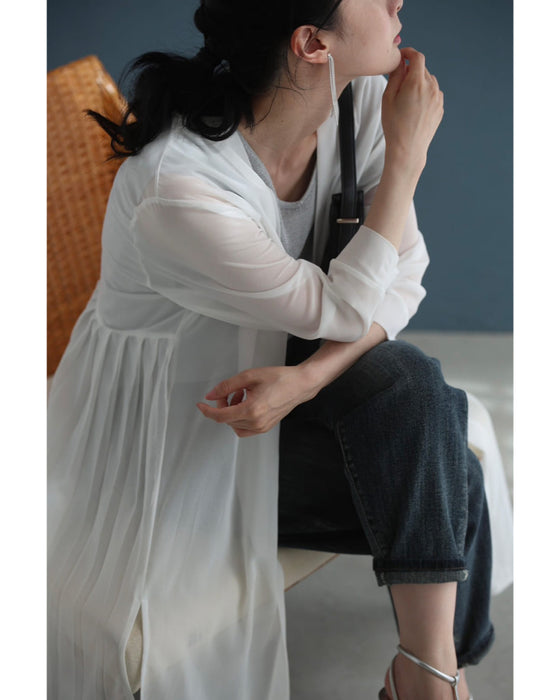 夏の装いに柔らかな揺らめき。バックプリーツシアーカーディガン