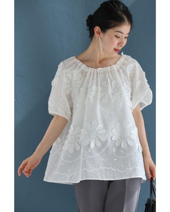 前後着用2way仕様。花びら浮かぶ刺繍ブラウストップス