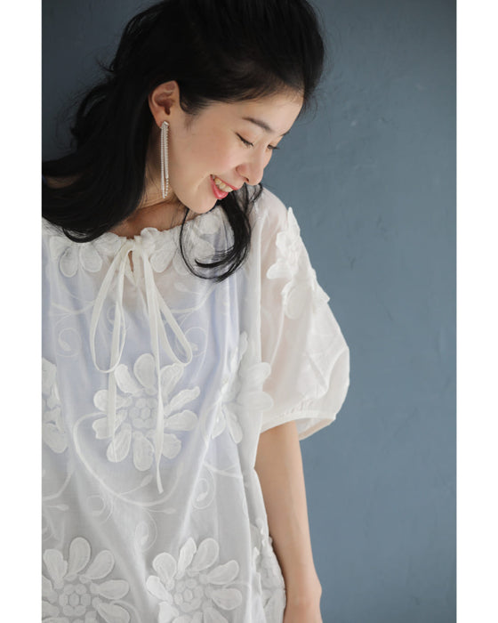 前後着用2way仕様。花びら浮かぶ刺繍ブラウストップス