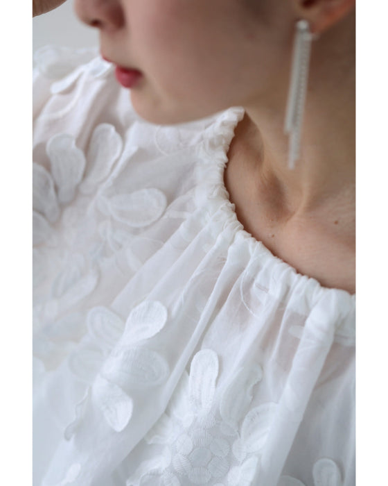 前後着用2way仕様。花びら浮かぶ刺繍ブラウストップス